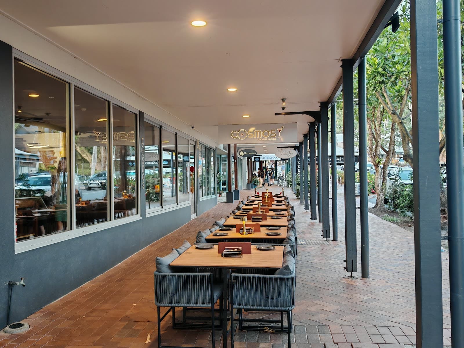 Cosmos Lounge Port Douglas — Port Douglas, Cairns