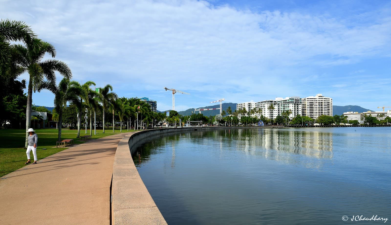 Cairns esplanade scenic walkway — Cairns North, Cairns