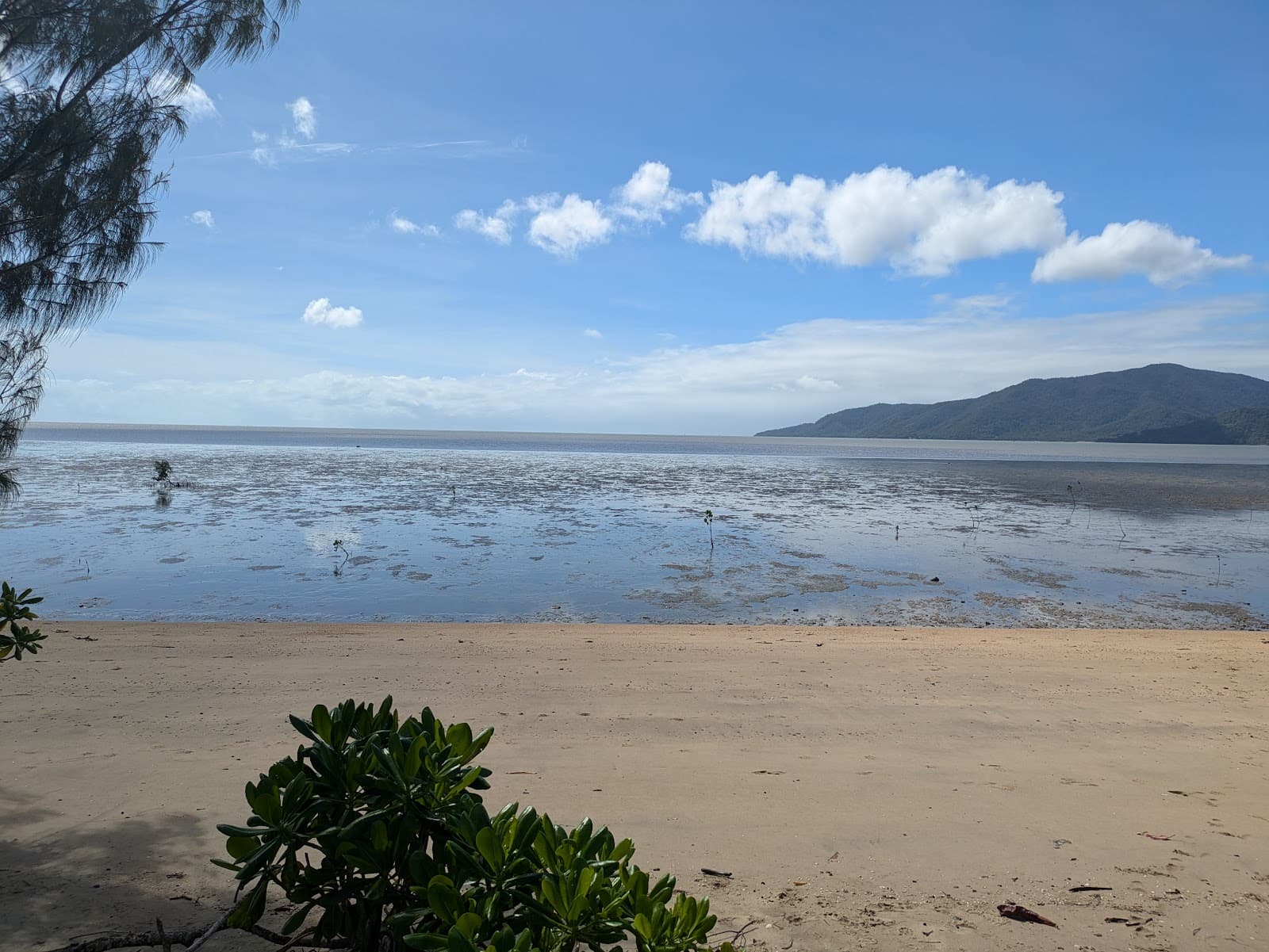 Cairns beach lookout — Holloways Beach, Cairns