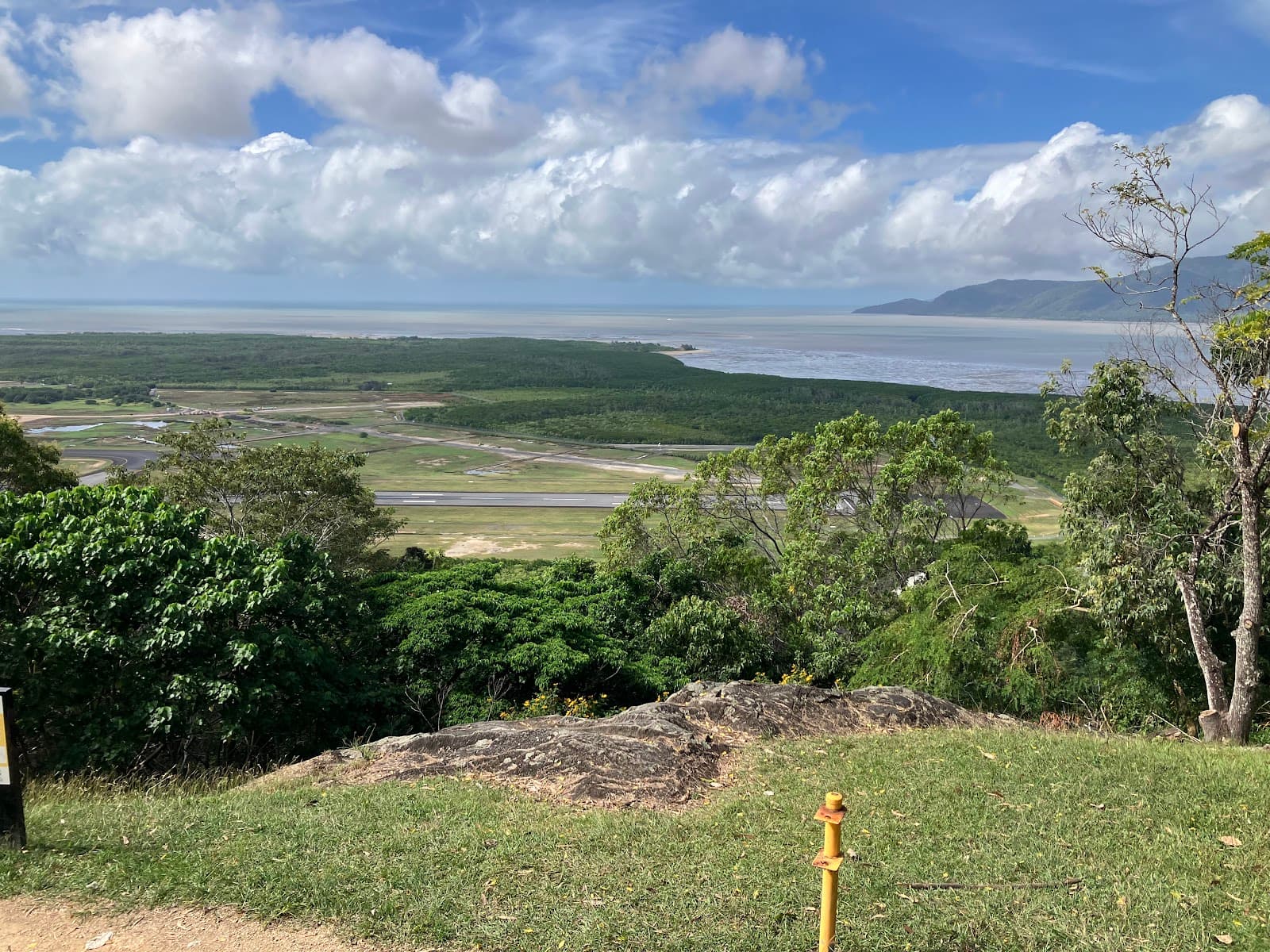 Red arrow hiking track — Edge Hill, Cairns