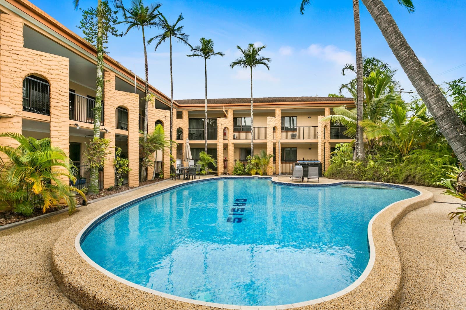 Oasis Inn Holiday Apartments — Holloways Beach, Cairns