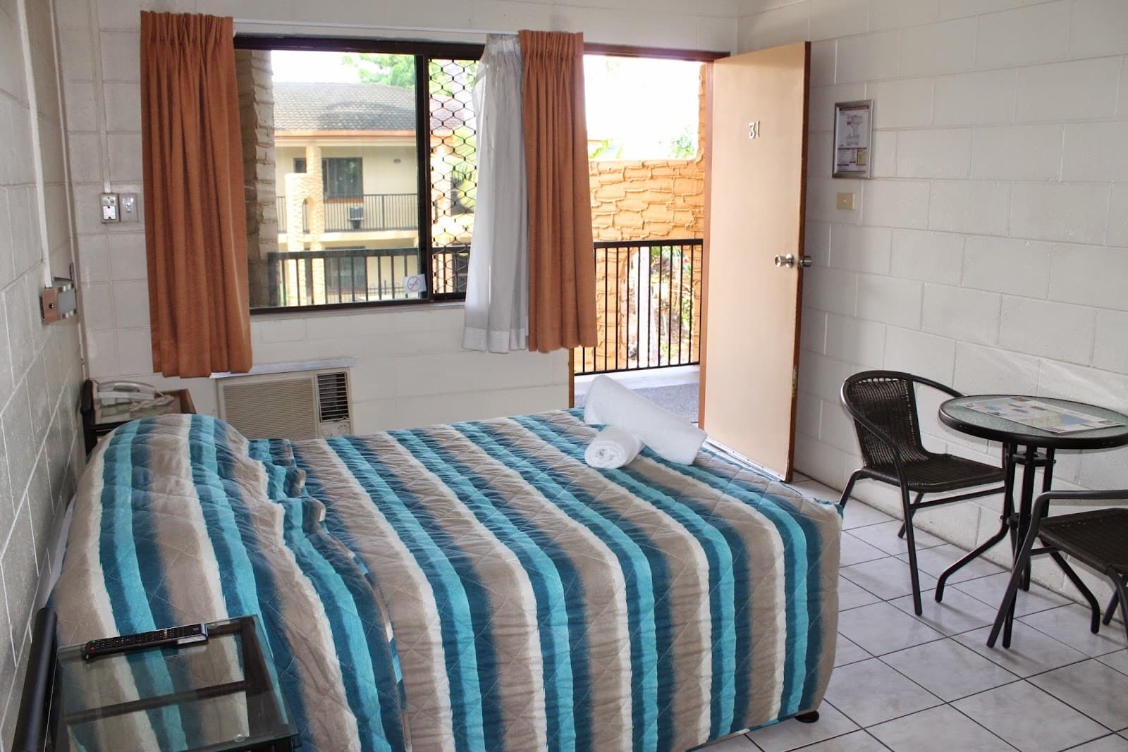 Oasis Inn Holiday Apartments — Holloways Beach, Cairns