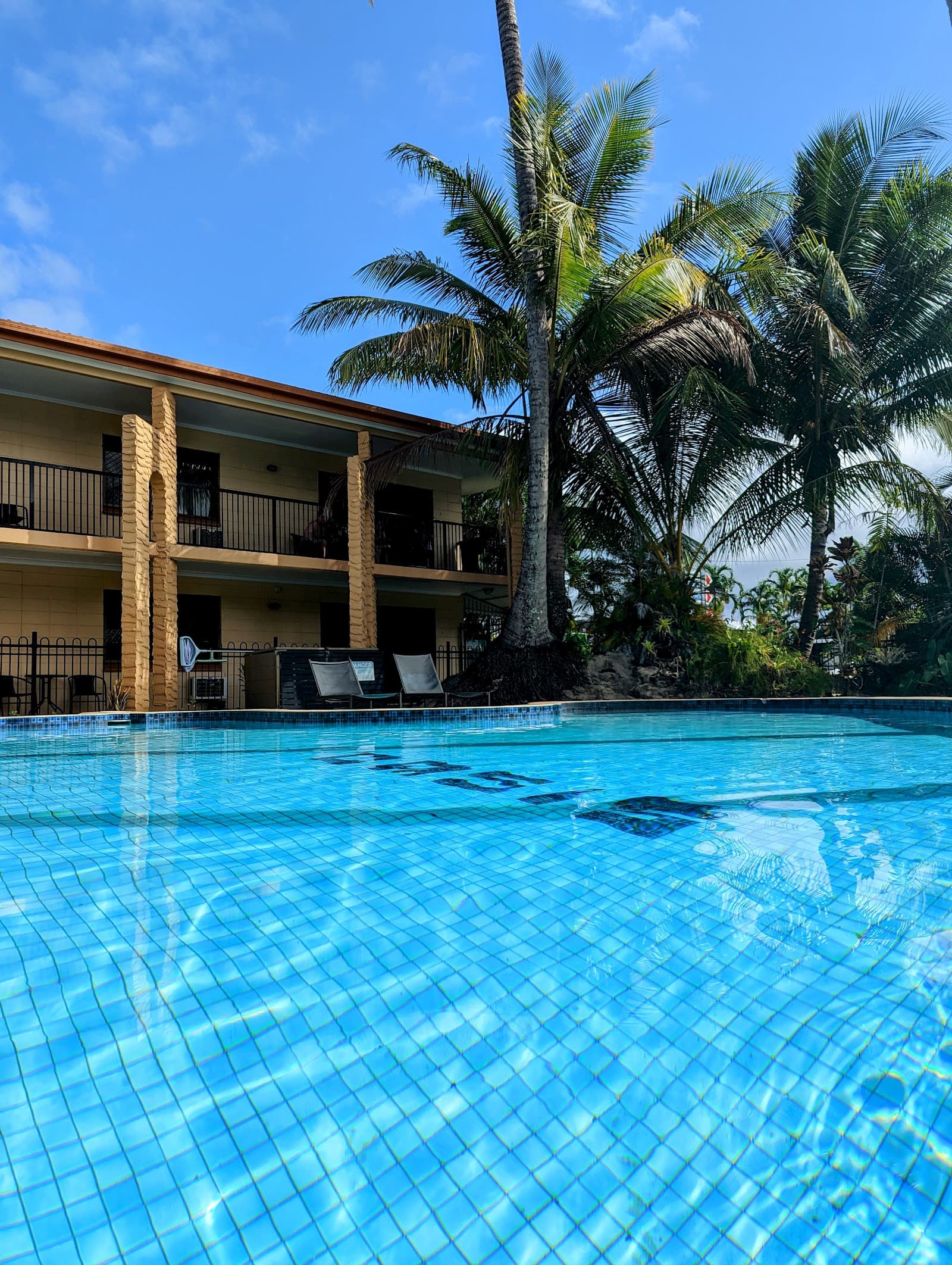 Oasis Inn Holiday Apartments — Holloways Beach, Cairns