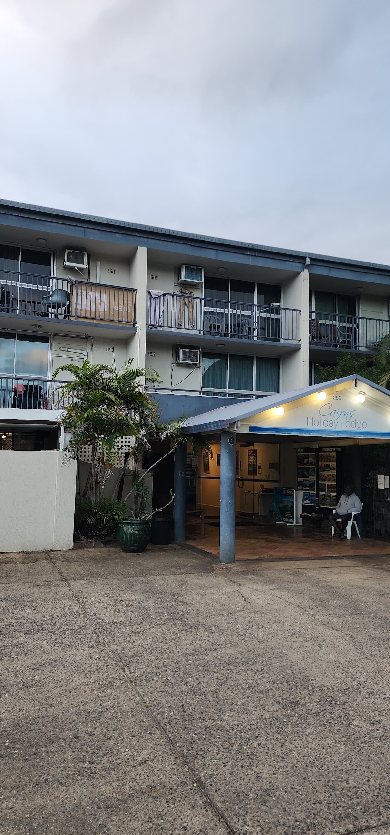 Cairns Holiday Lodge — Holloways Beach, Cairns